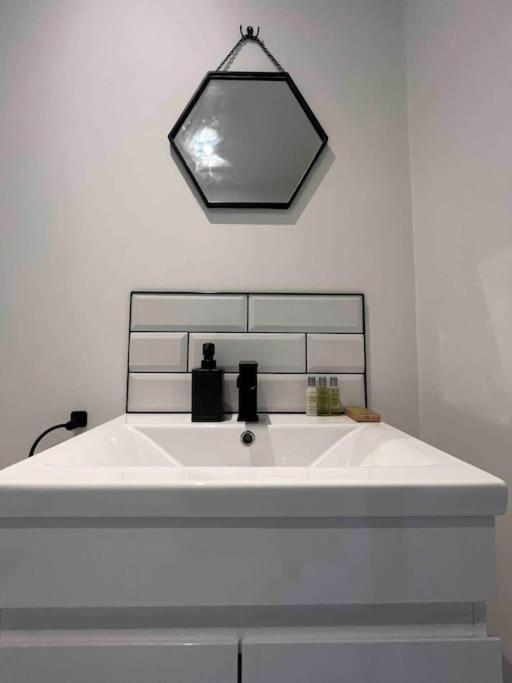 Апартаменты Entire Property In Downham Market, Serviced Accomodation Экстерьер фото
